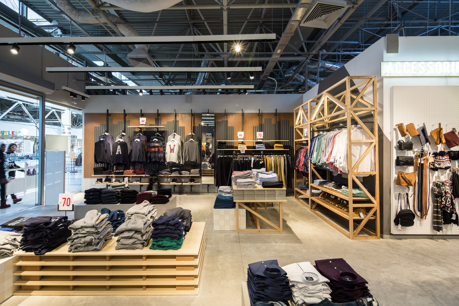 Springfield — Освещение магазина молодежной одежды