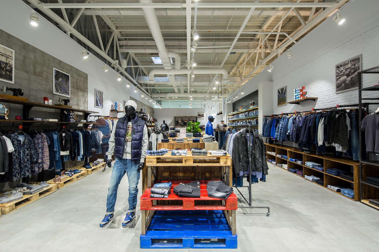 Stem — Освещение магазина брендовой одежды