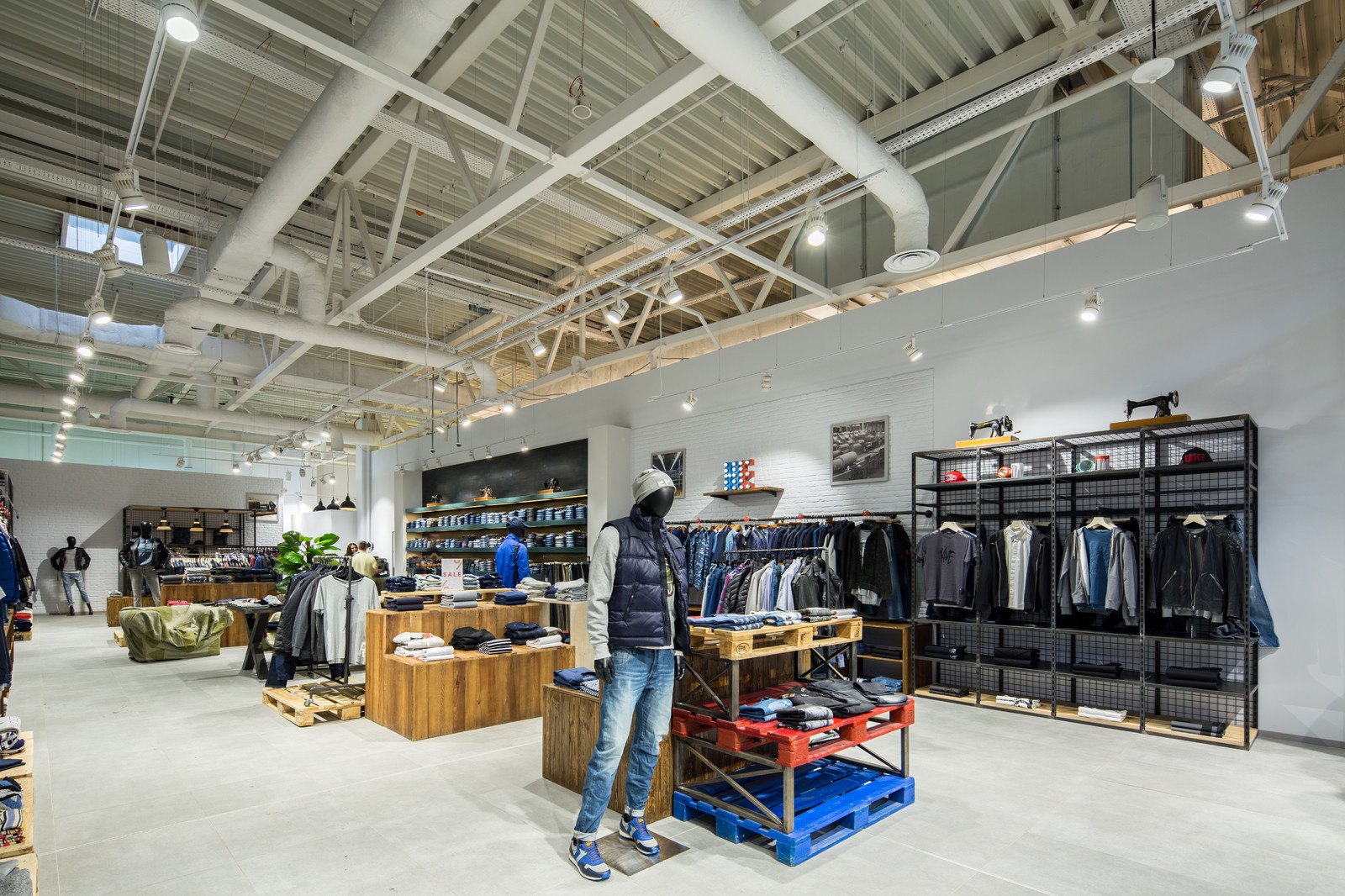 Stem — Освещение магазина брендовой одежды