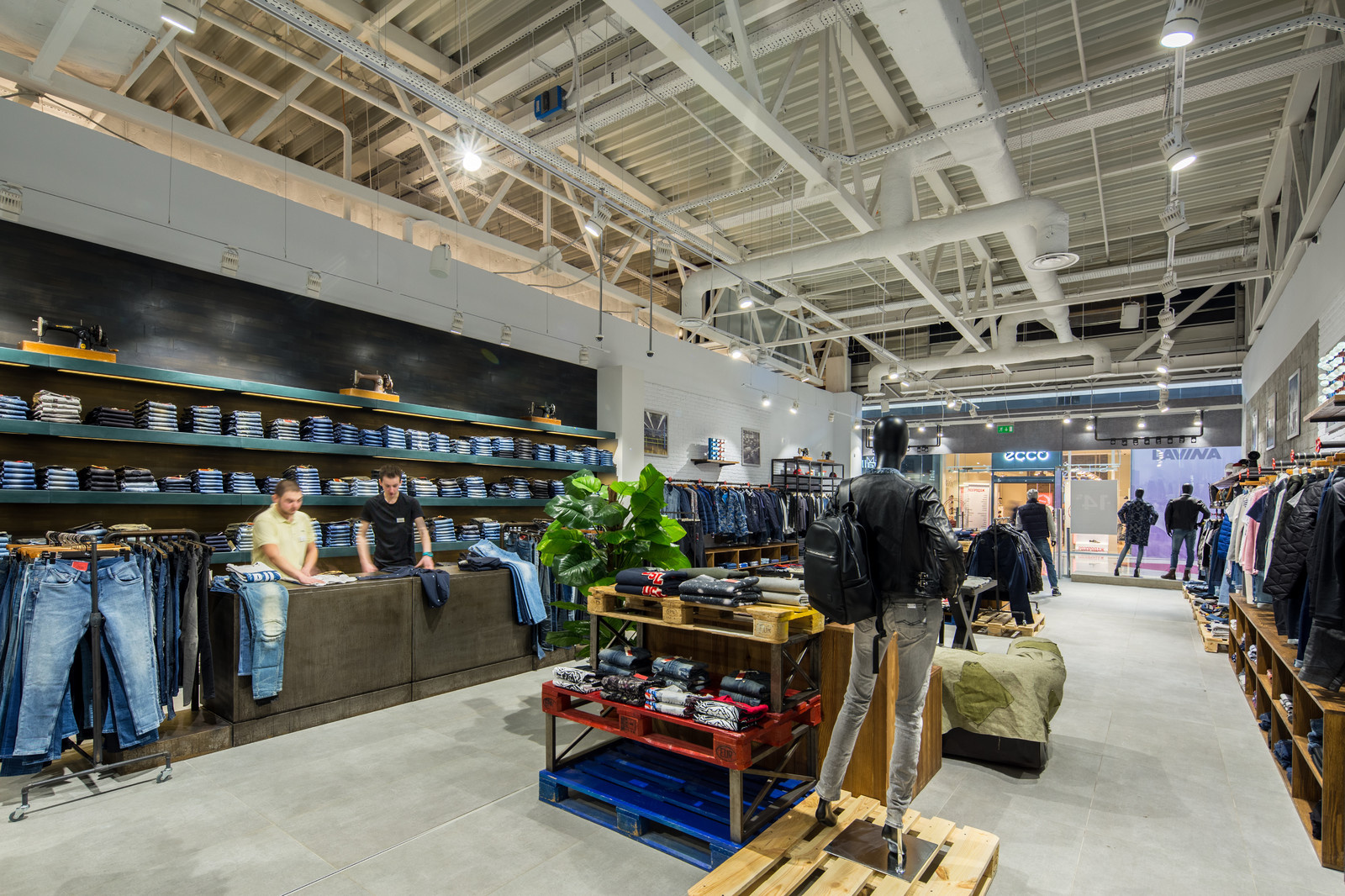 Stem — Освещение магазина брендовой одежды