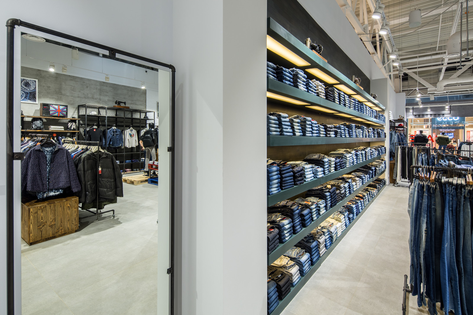 Stem — Освещение магазина брендовой одежды