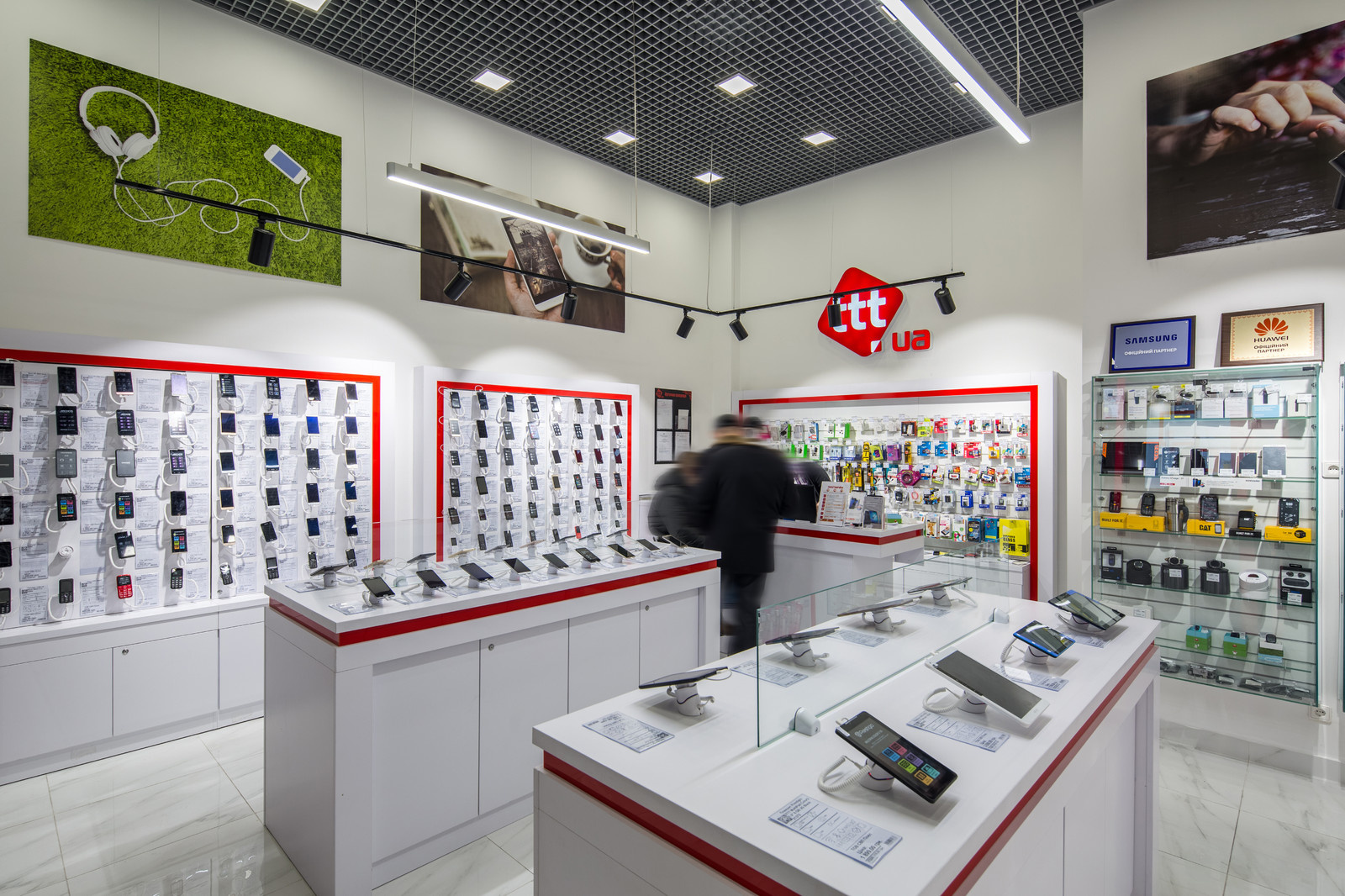 Обложка проекта: ttt — Освещение для магазина смартфонов и аксессуаров