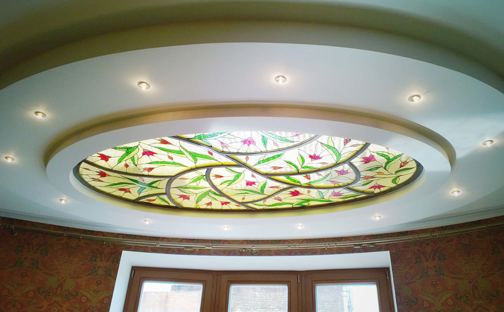 Витраж в кв. на Институтском пр., автор проекта Екатерина Билозор.