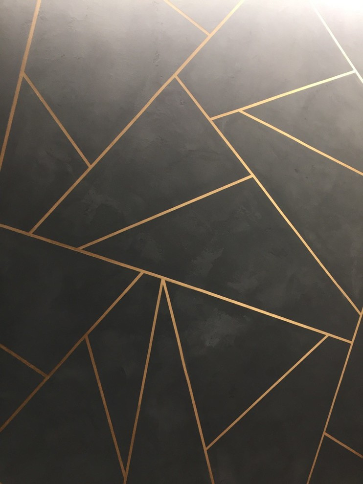 Сочетание золота и геометрии на цементной фактуре