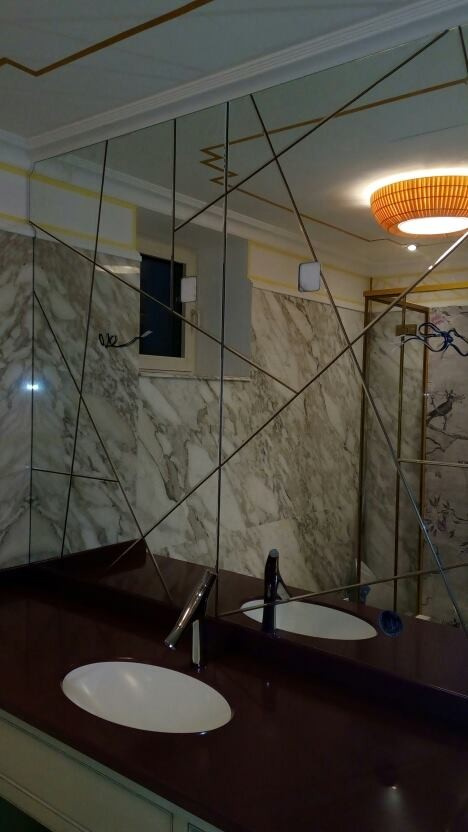 Декоративное зеркало в ванной