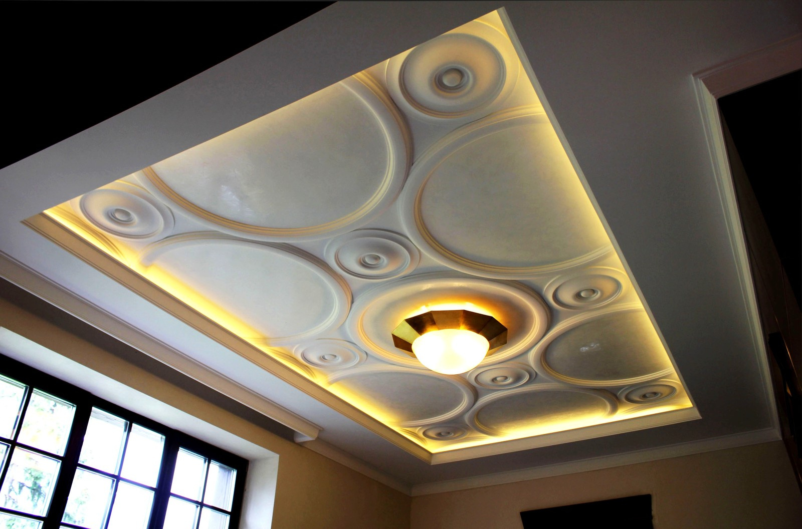 Потолочная гипсовая лепнина
