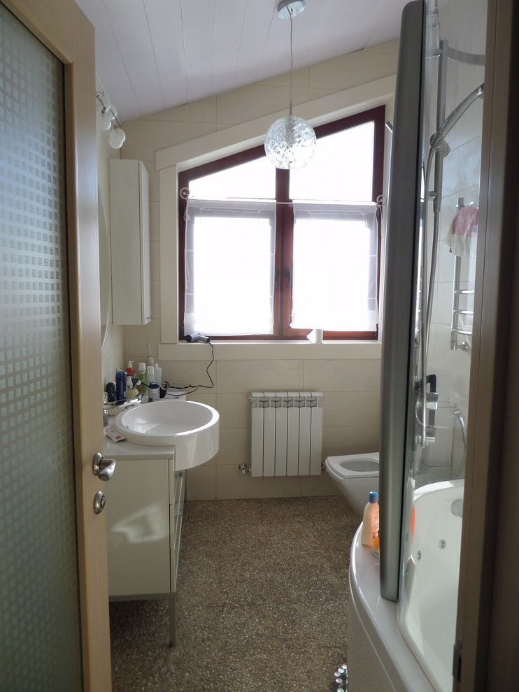 Ванная в мансарде дома. рядом спальня