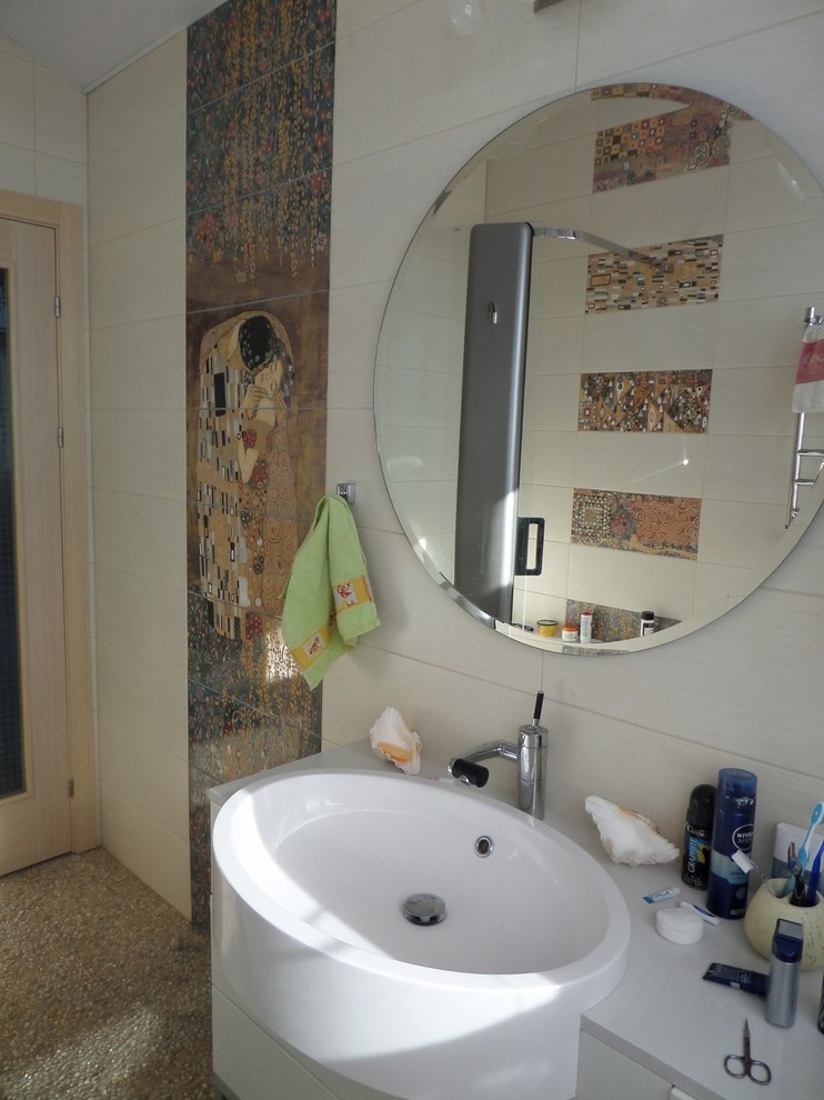 Ванная в мансарде дома. рядом спальня