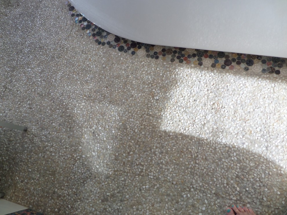 Ванная в мансарде дома. рядом спальня