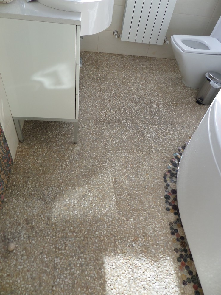 Ванная в мансарде дома. рядом спальня