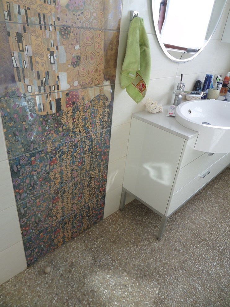 Ванная в мансарде дома. рядом спальня