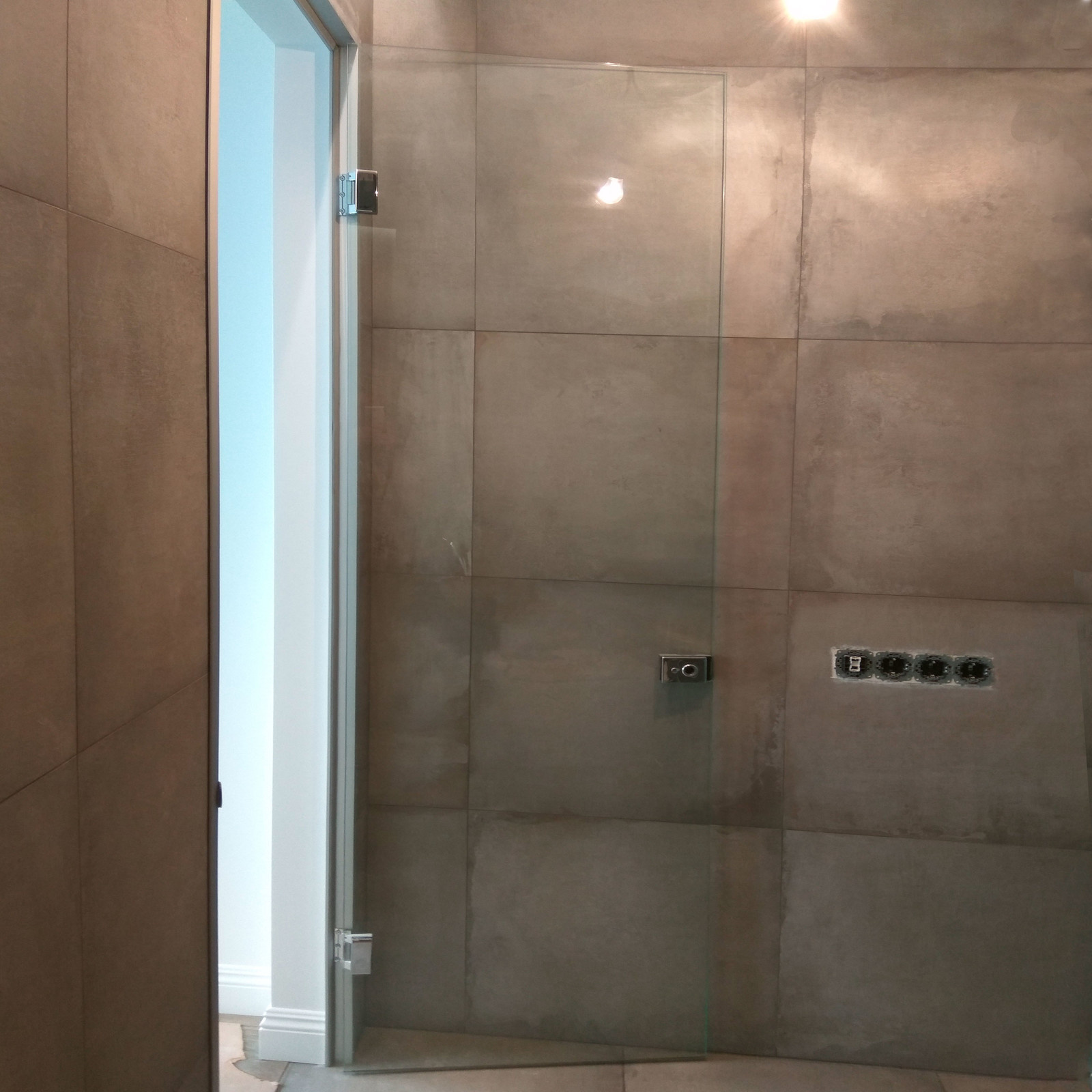 Обложка проекта: Стеклянные двери на Проспекте мира