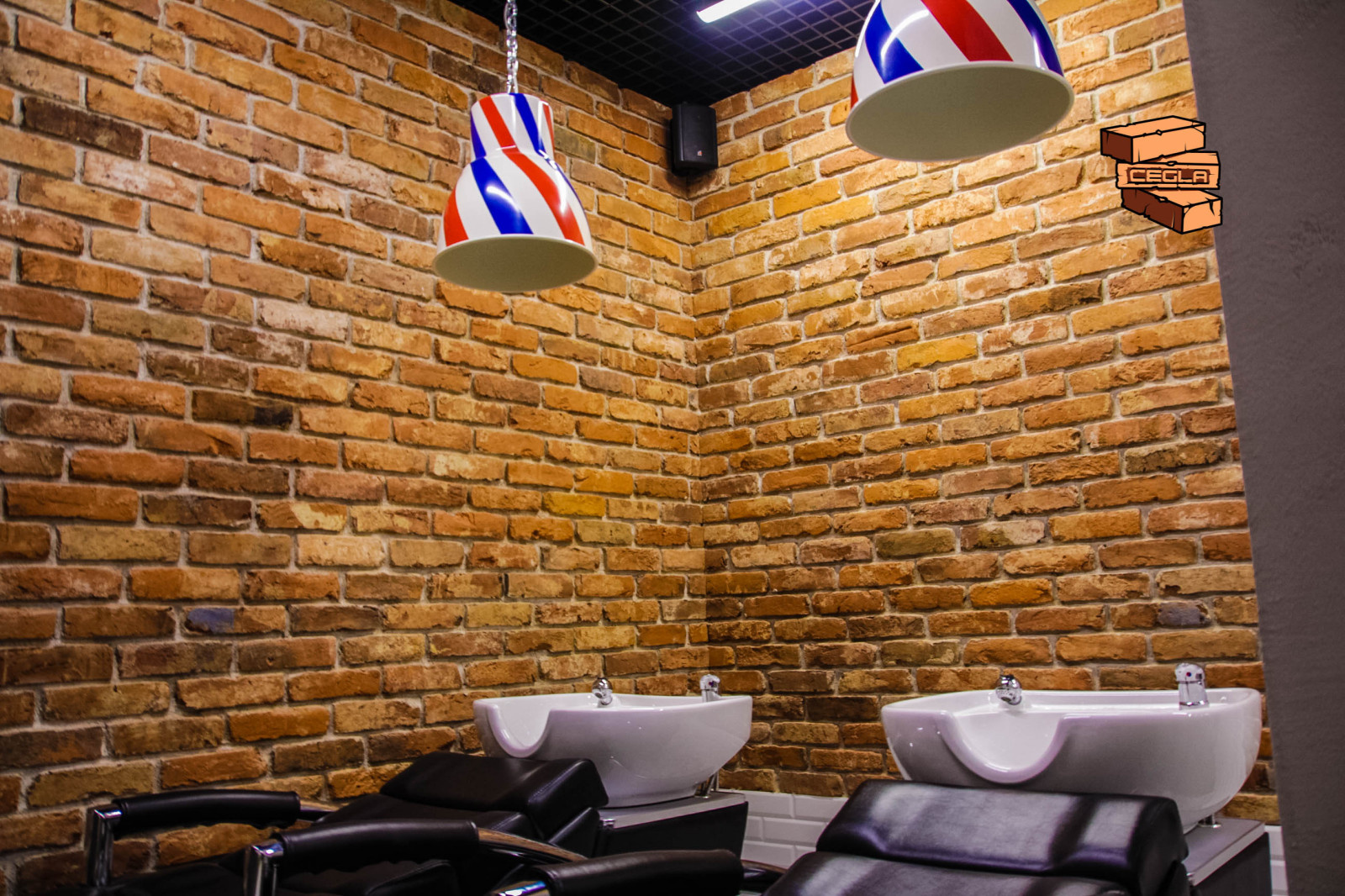 Примеры применения старинного кирпича