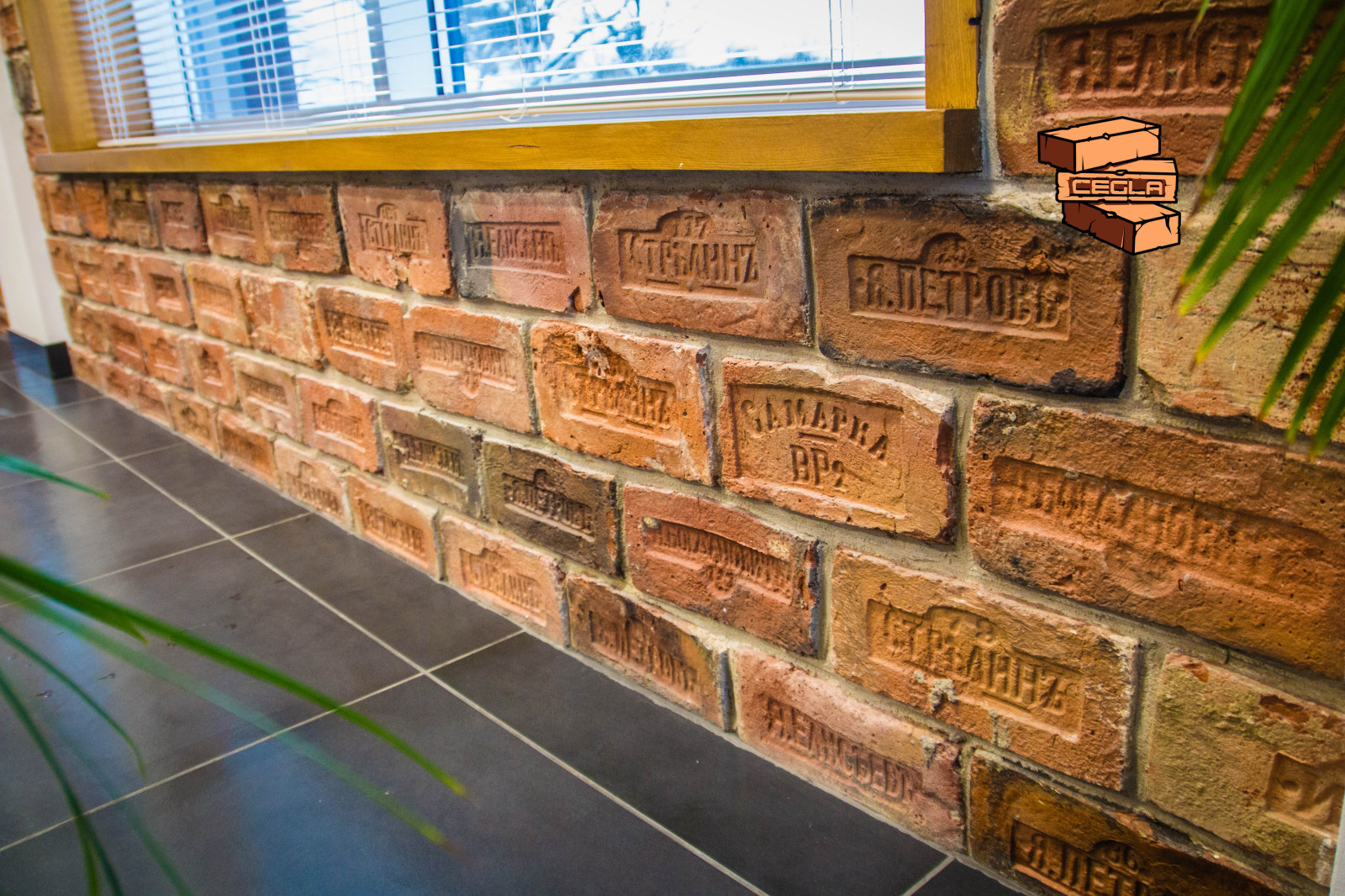 Примеры применения старинного кирпича