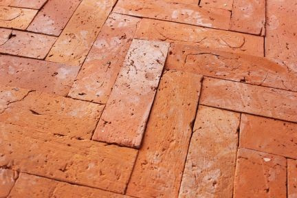 Примеры применения старинного кирпича