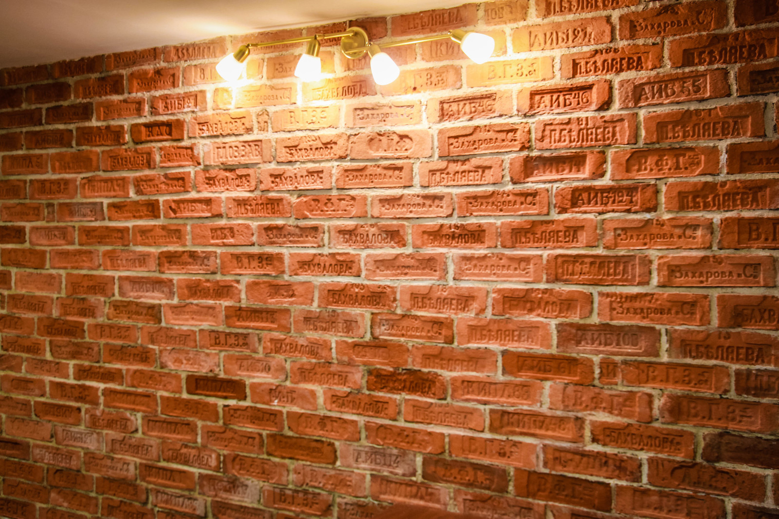 Примеры применения старинного кирпича