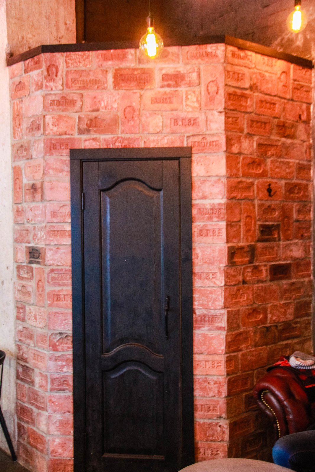 Примеры применения старинного кирпича