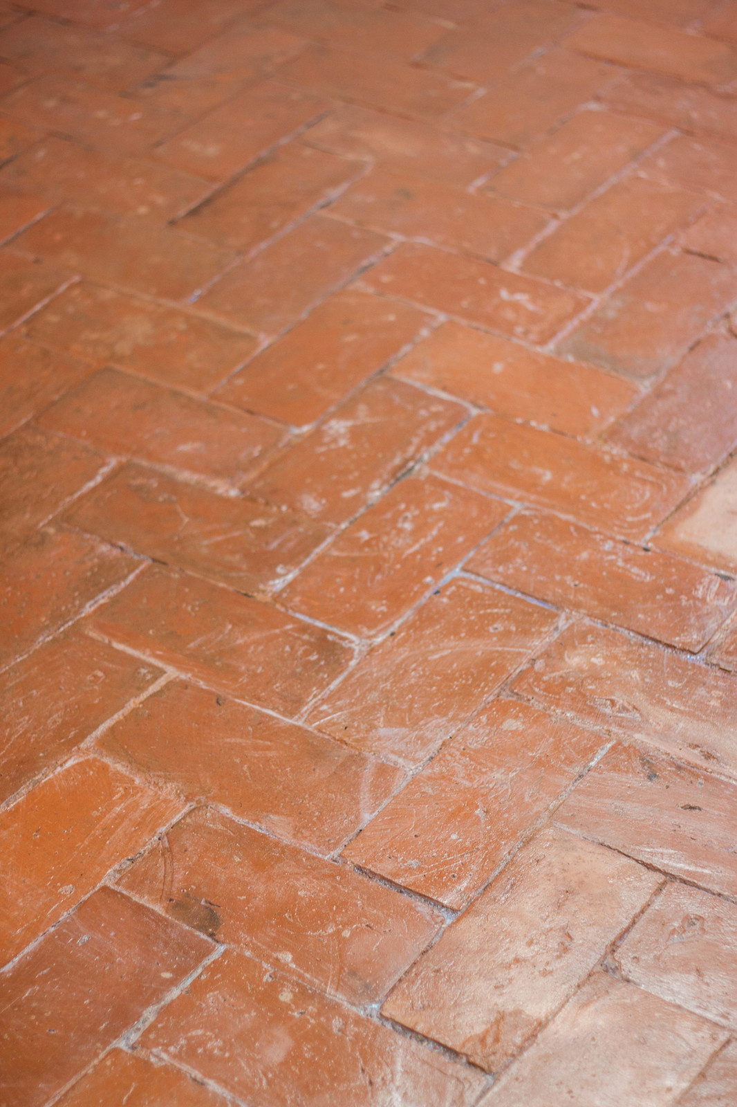 Примеры применения старинного кирпича