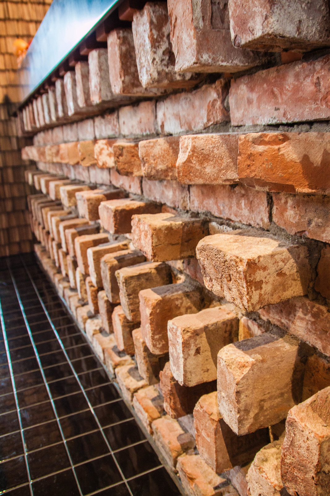 Примеры применения старинного кирпича