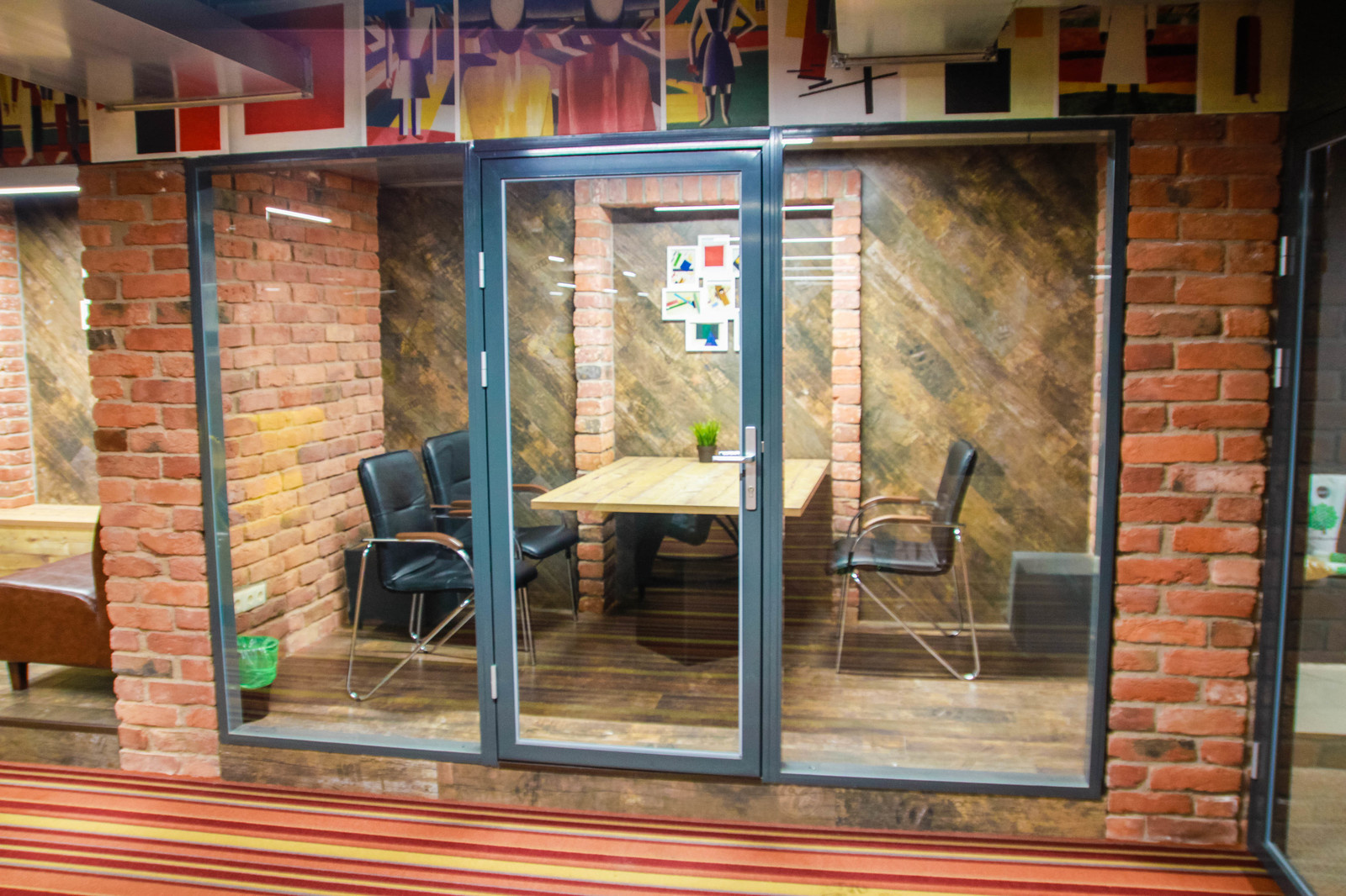 Примеры применения старинного кирпича