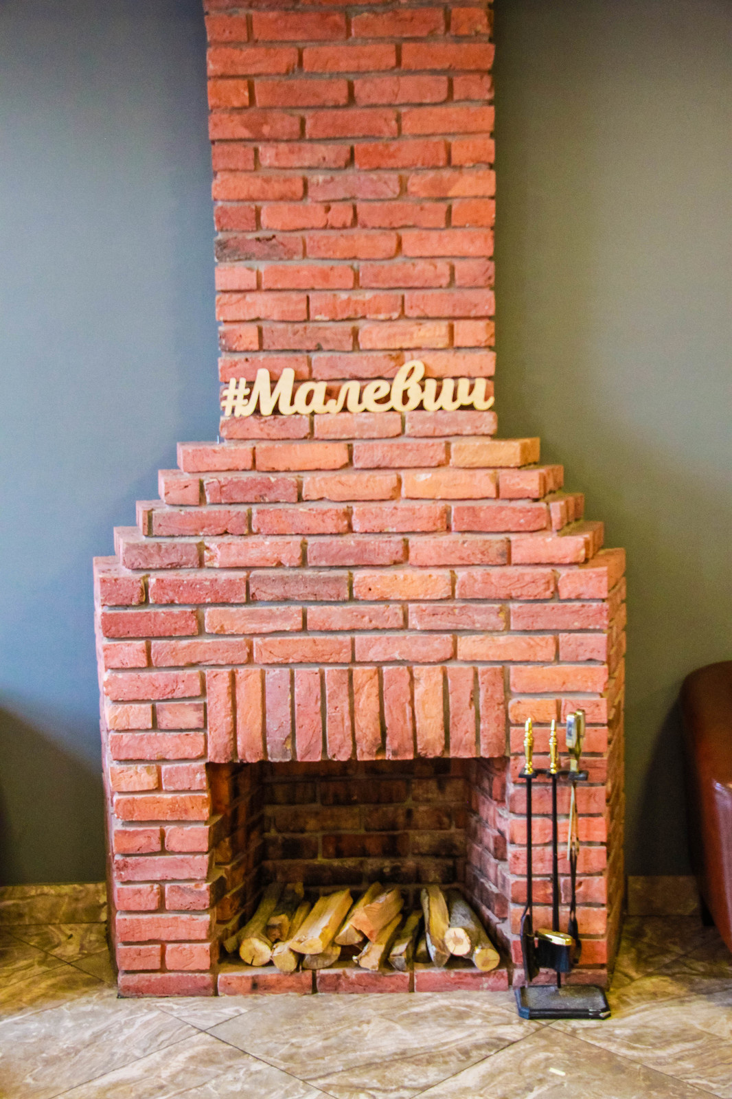 Примеры применения старинного кирпича