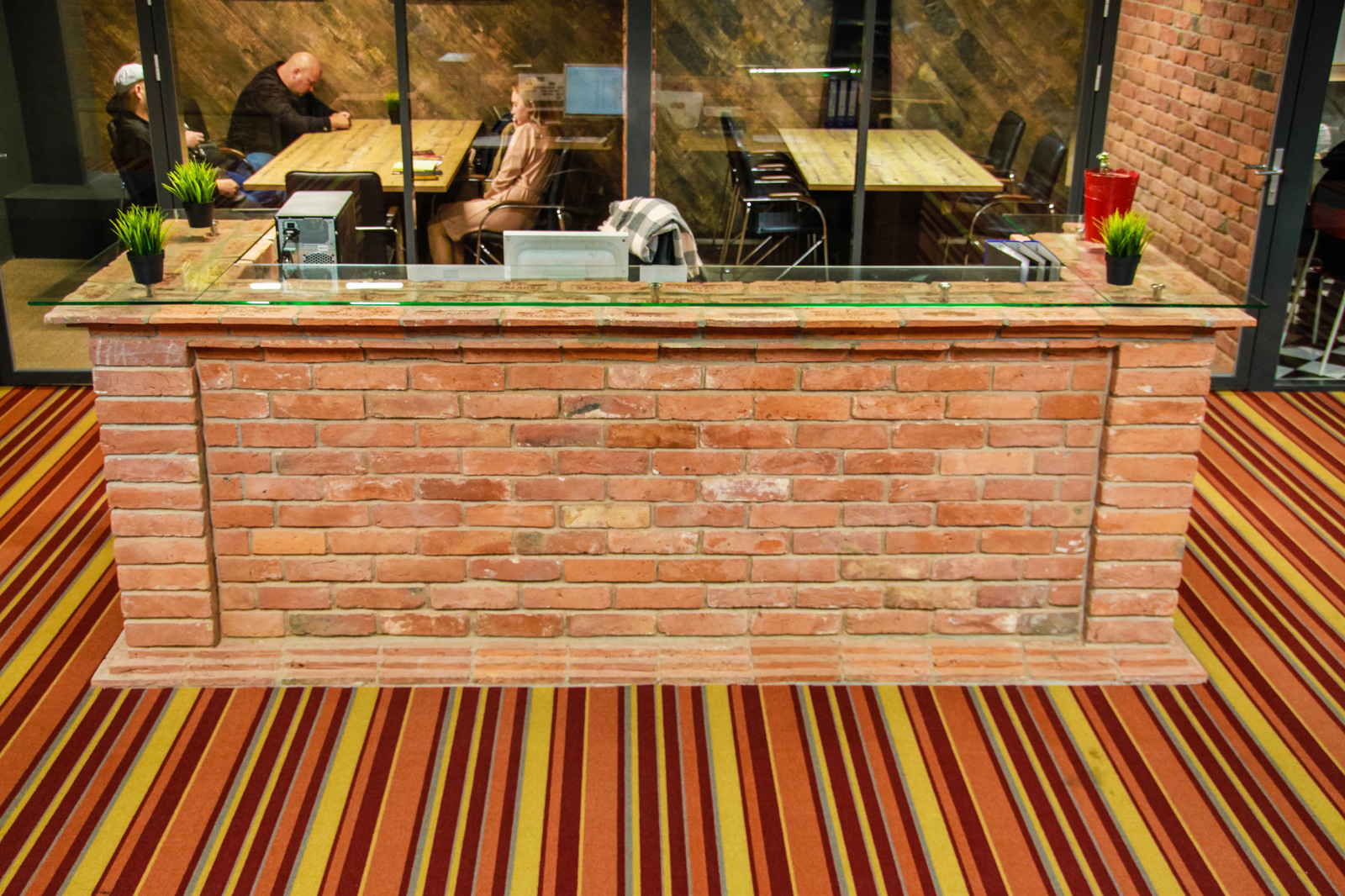 Примеры применения старинного кирпича