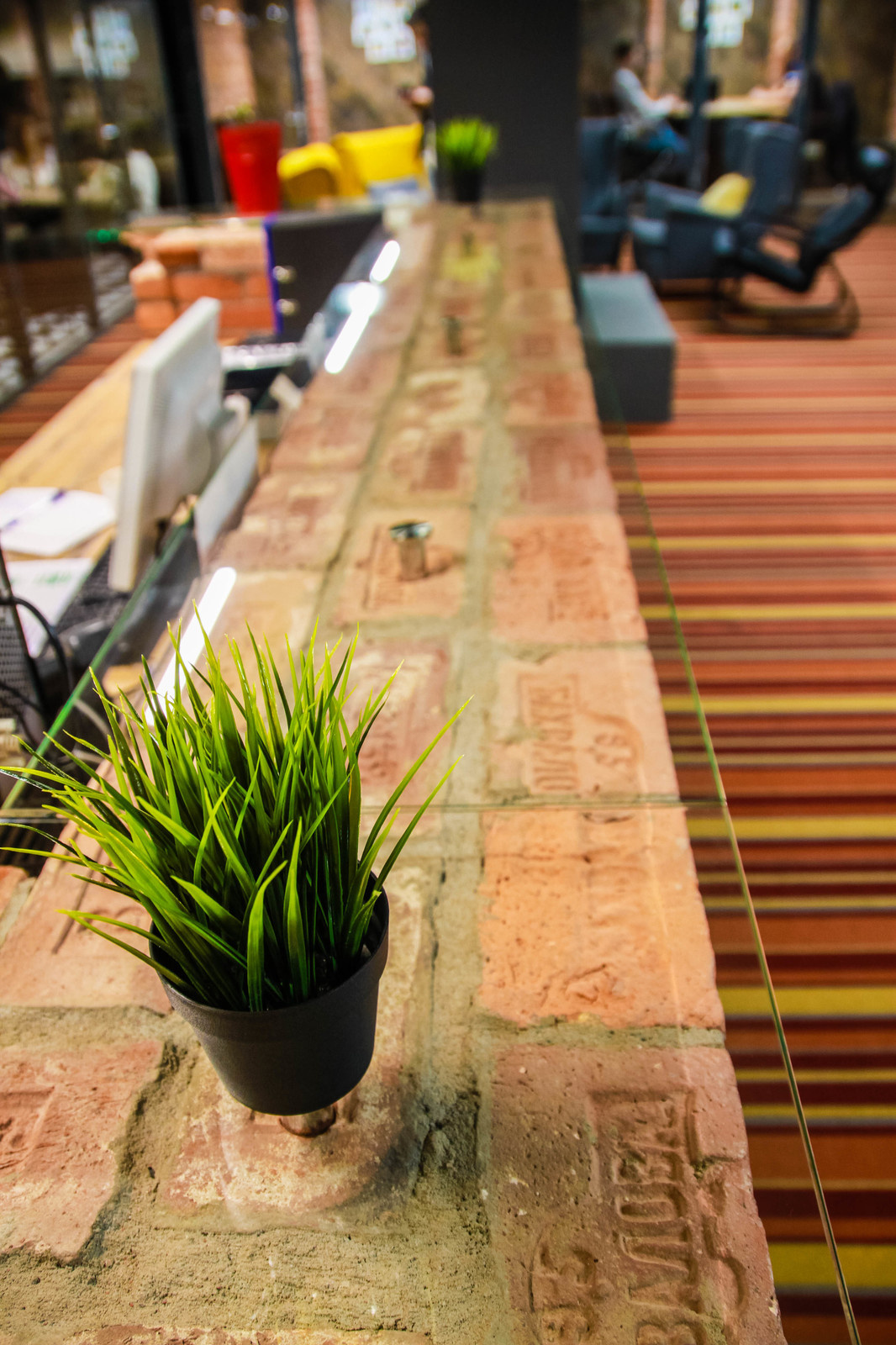 Примеры применения старинного кирпича