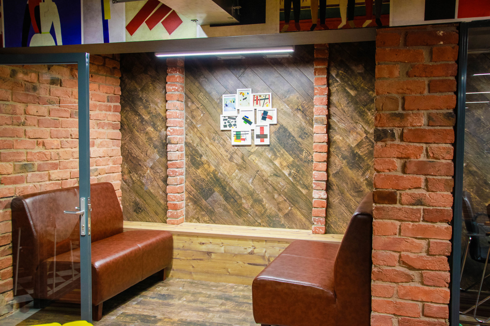 Примеры применения старинного кирпича