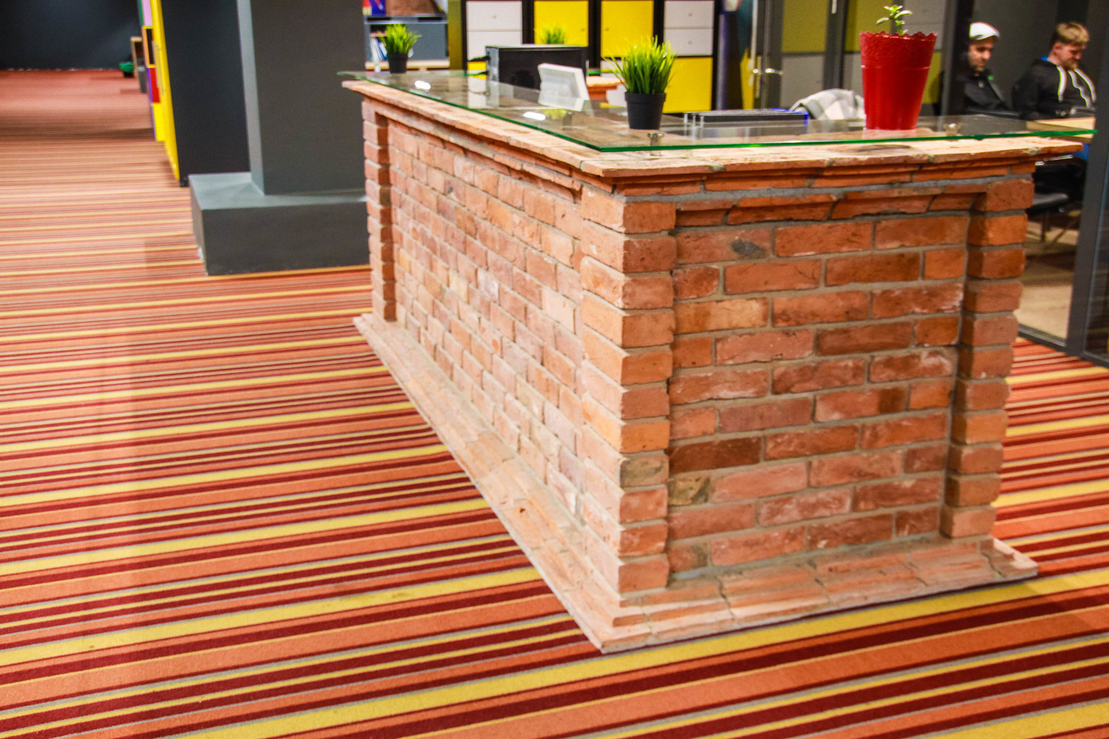 Примеры применения старинного кирпича