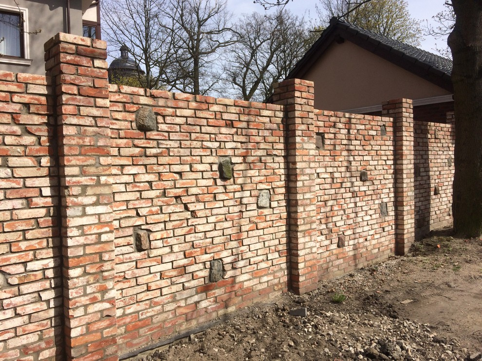 Примеры применения старинного кирпича