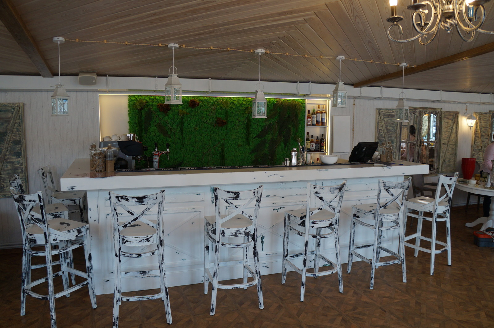 Барная стойка для ресторана "Резиденция Белого Кролика" ул. Свободы,2