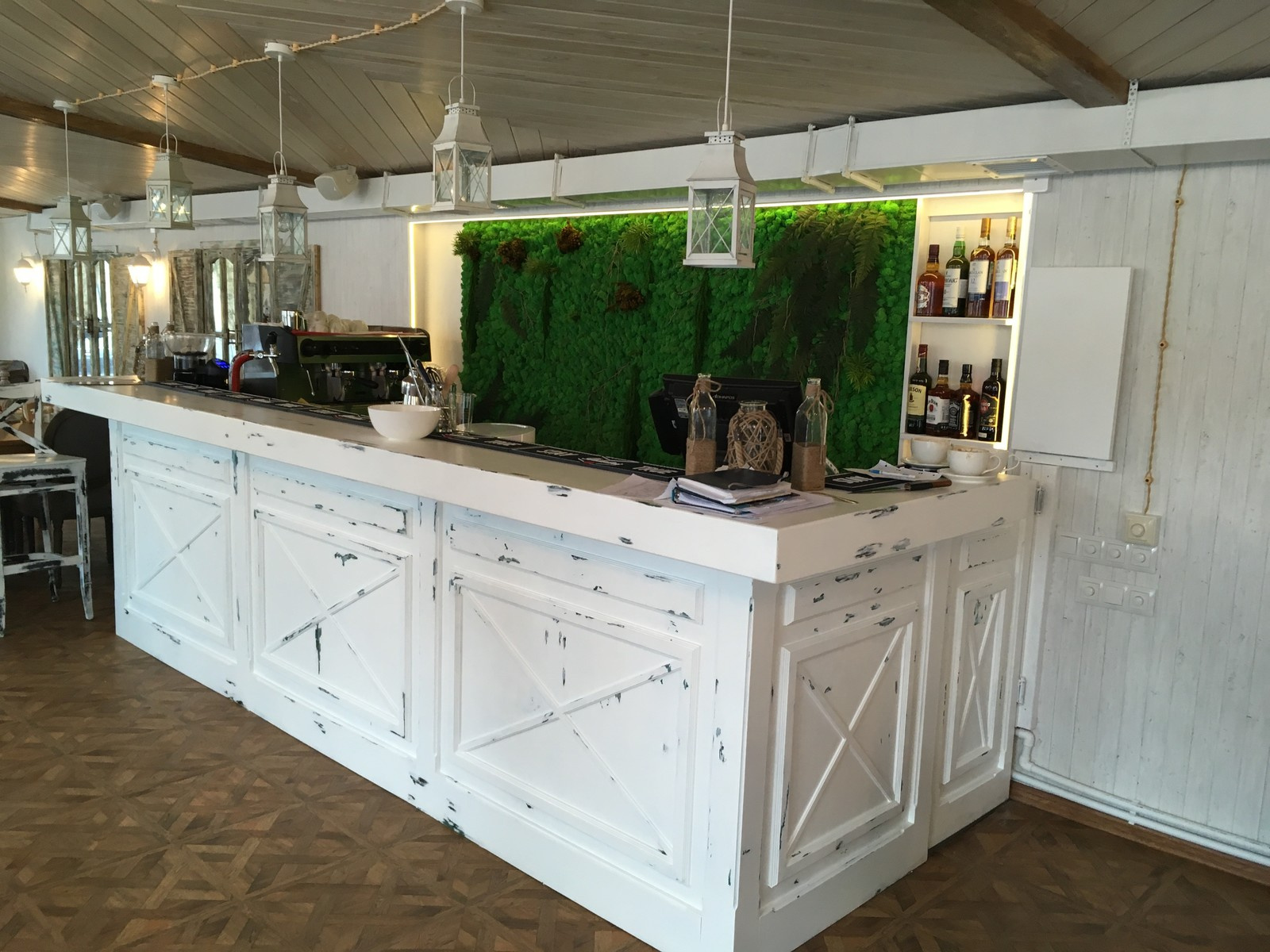 Барная стойка для ресторана "Резиденция Белого Кролика" ул. Свободы,2