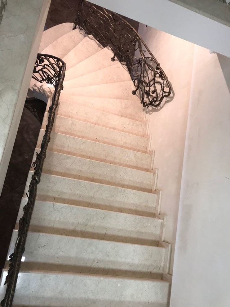 Лестница из мрамора CREMA GOLD