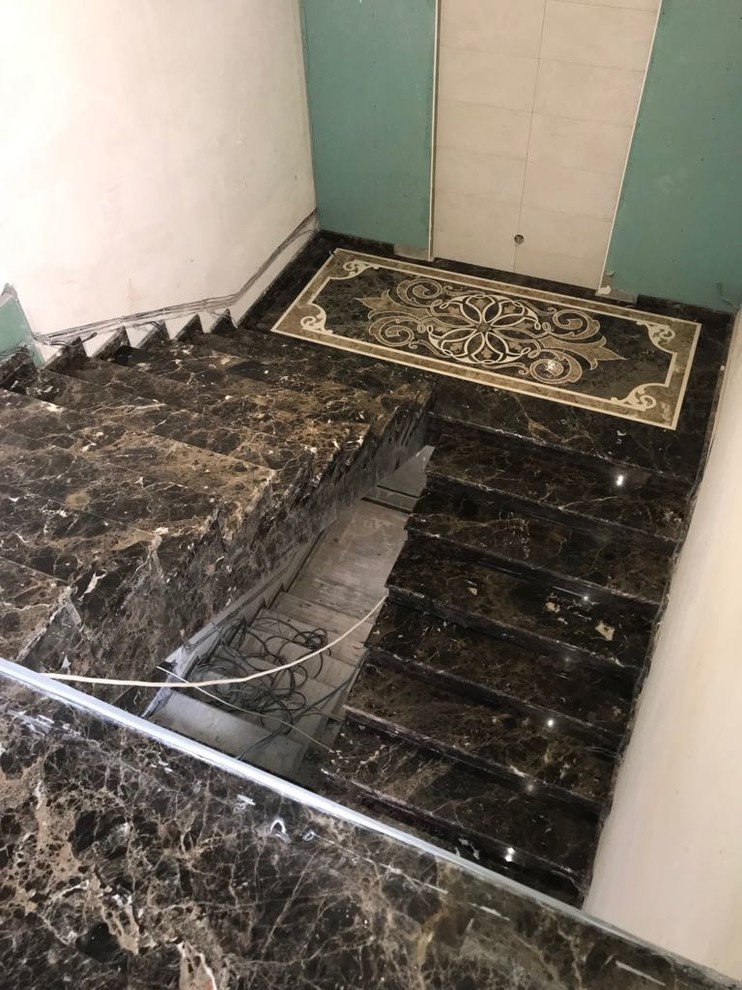 Художественное пано, полы, лестница на основе испанского мрамора imperador dark