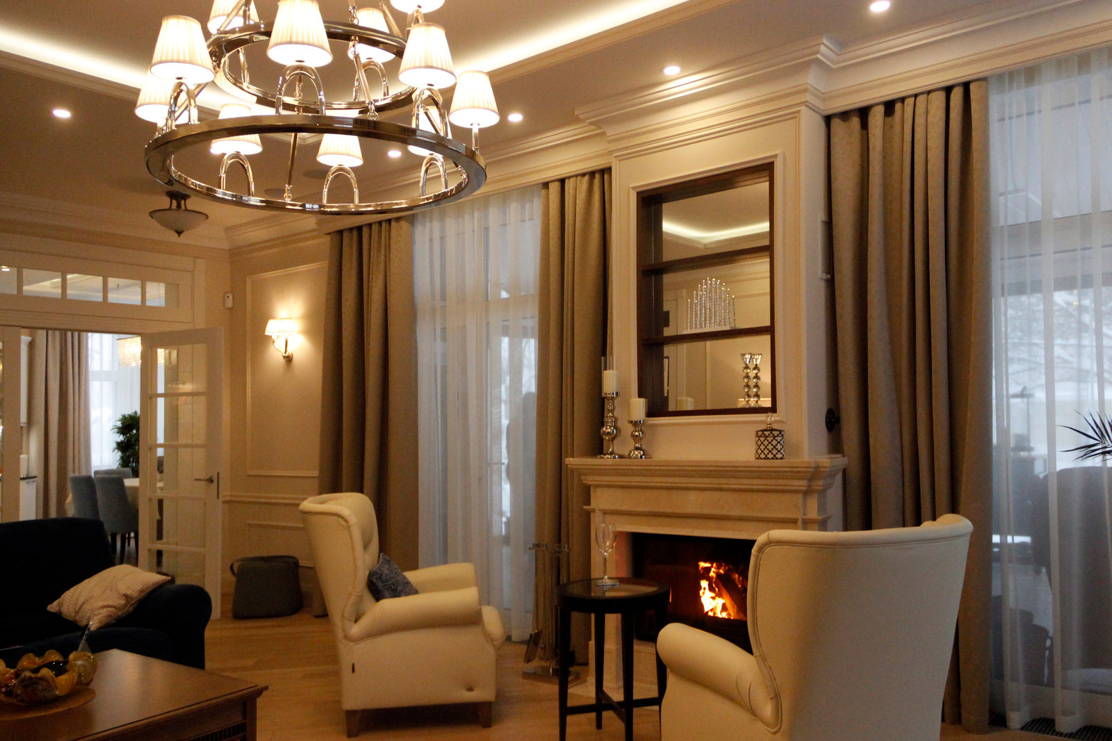 Вид на камин и столовую