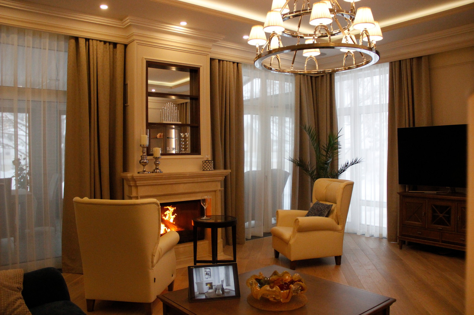 Панорамные окна и камин