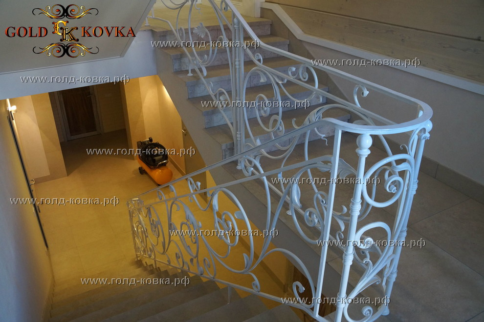 Лестничный марш (перила внутри дома)