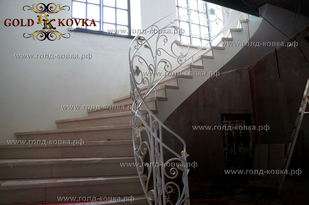 Лестничный марш (перила внутри дома)