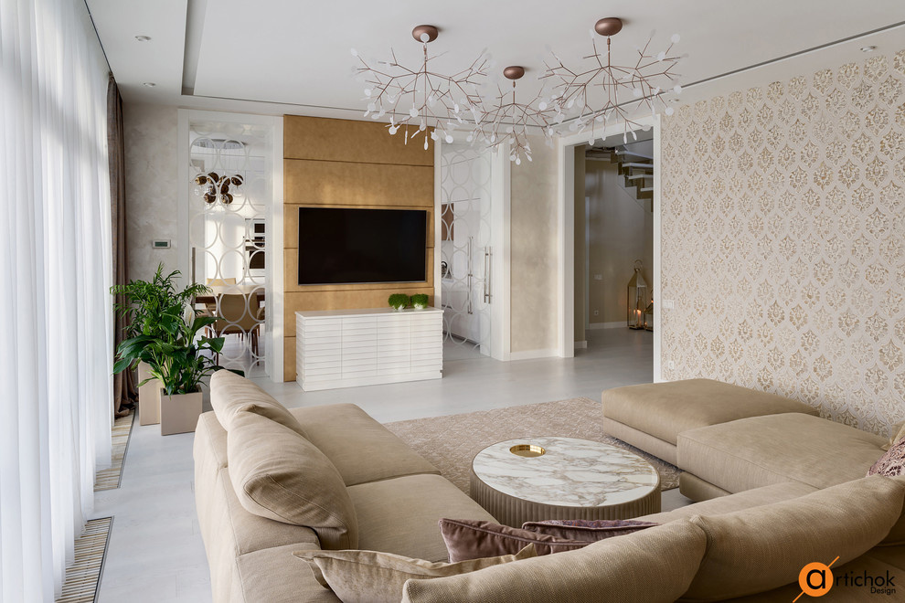 Стены в гостиной расписаны узором "дамаск"