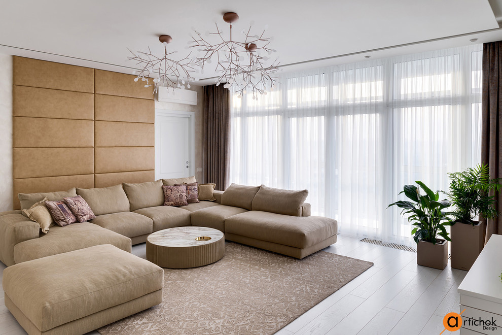 Идеи дизайна интерьера просторной светлой гостиной