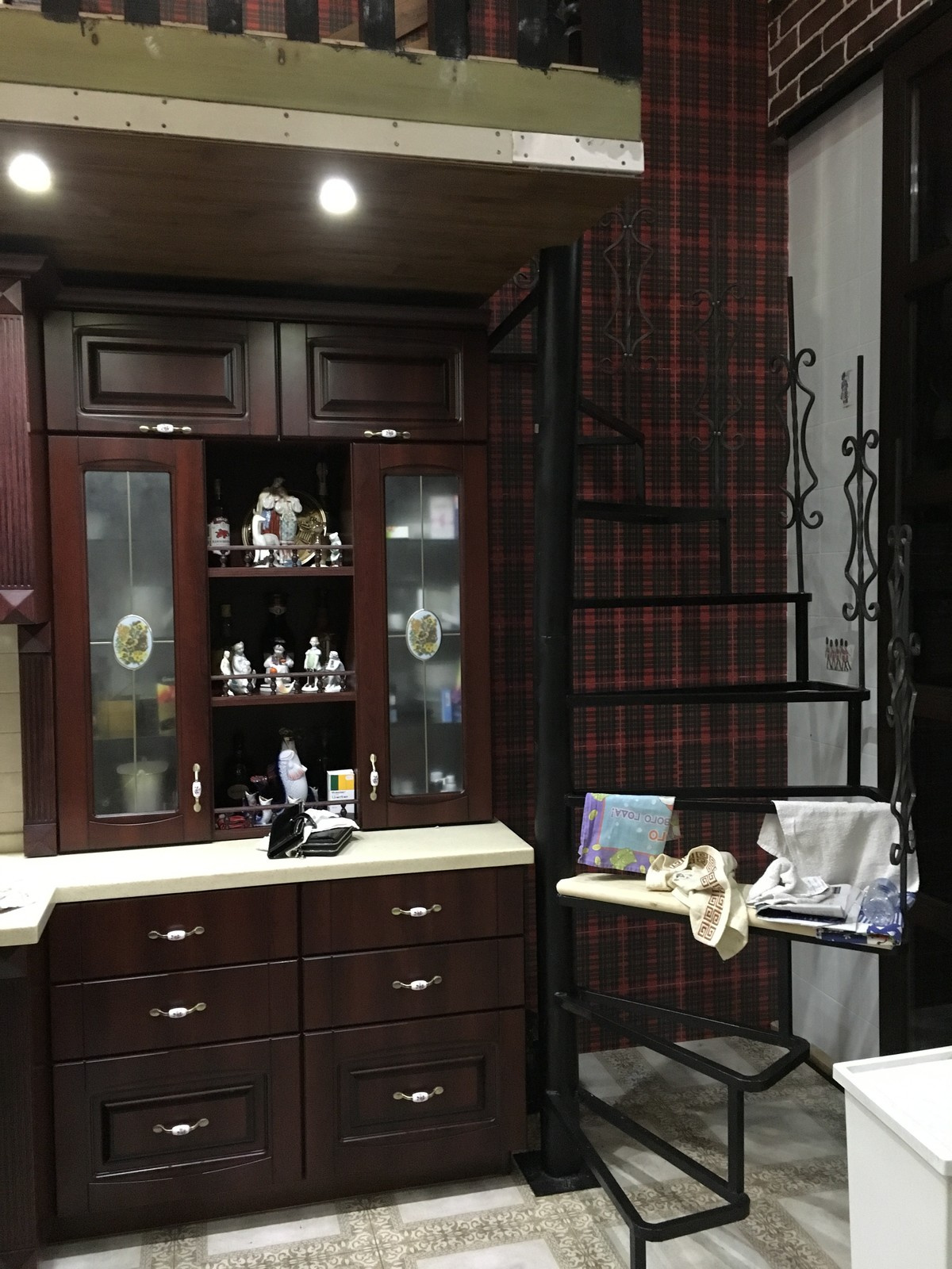 Двухэтажный дом с бассейном и выходом на крышу