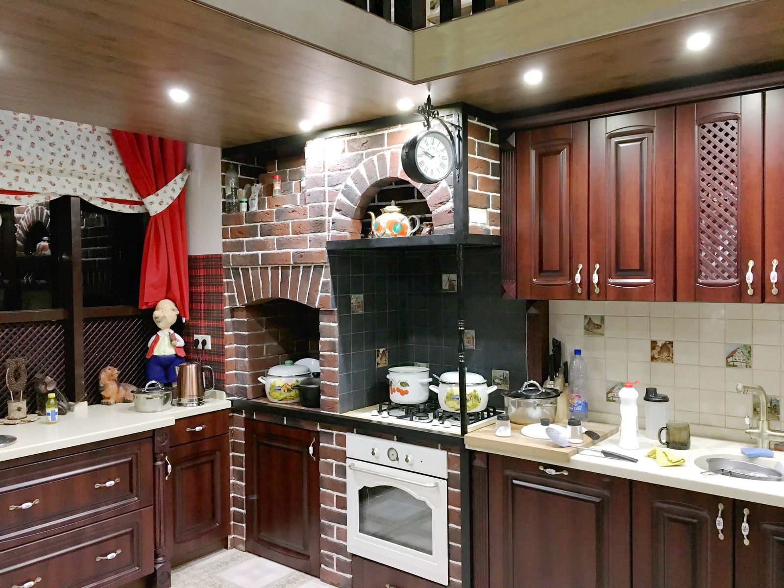 Двухэтажный дом с бассейном и выходом на крышу