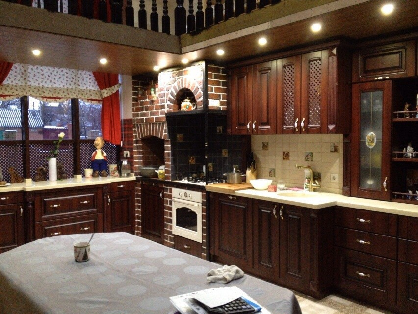 Двухэтажный дом с бассейном и выходом на крышу