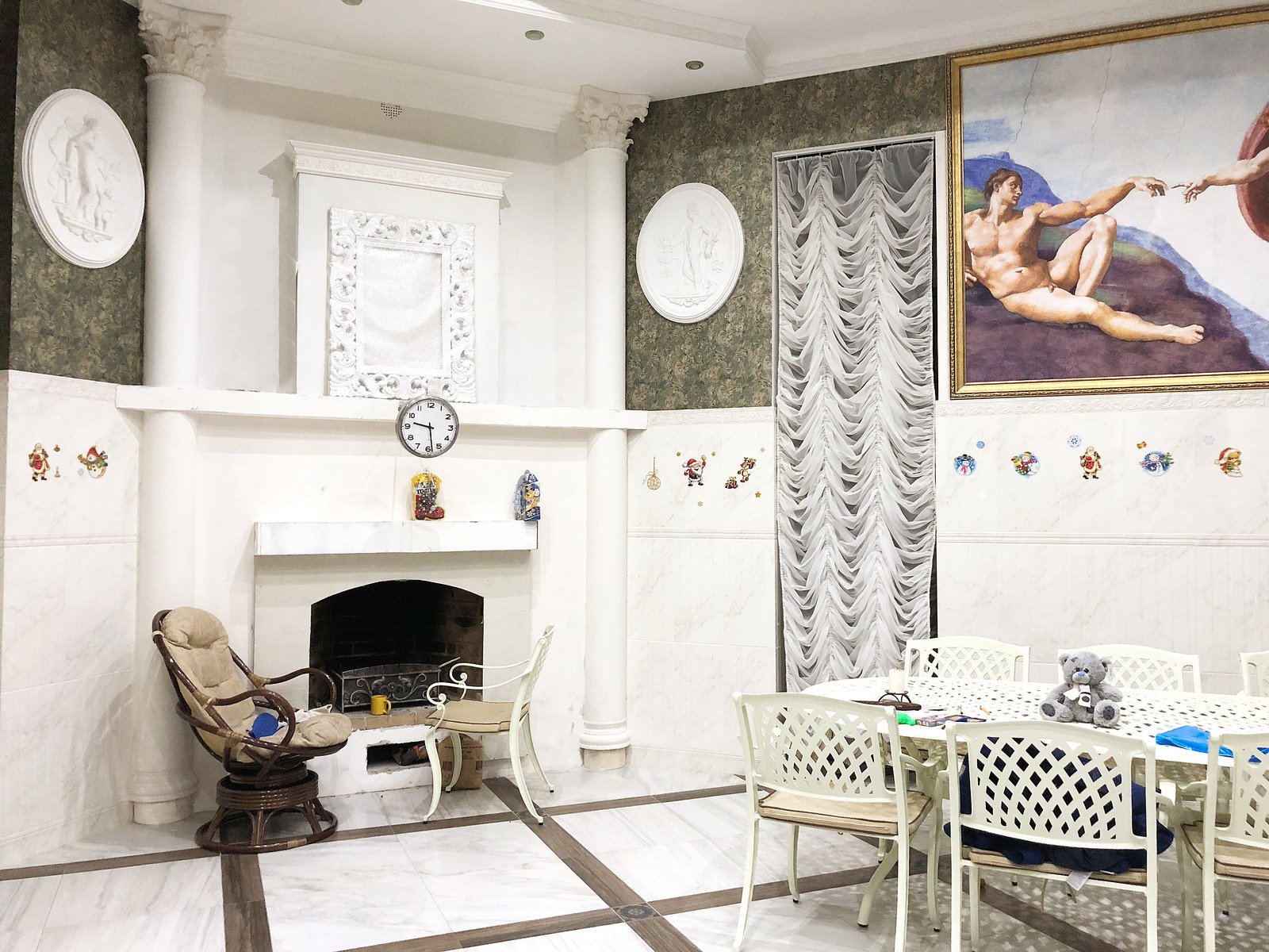 Двухэтажный дом с бассейном и выходом на крышу