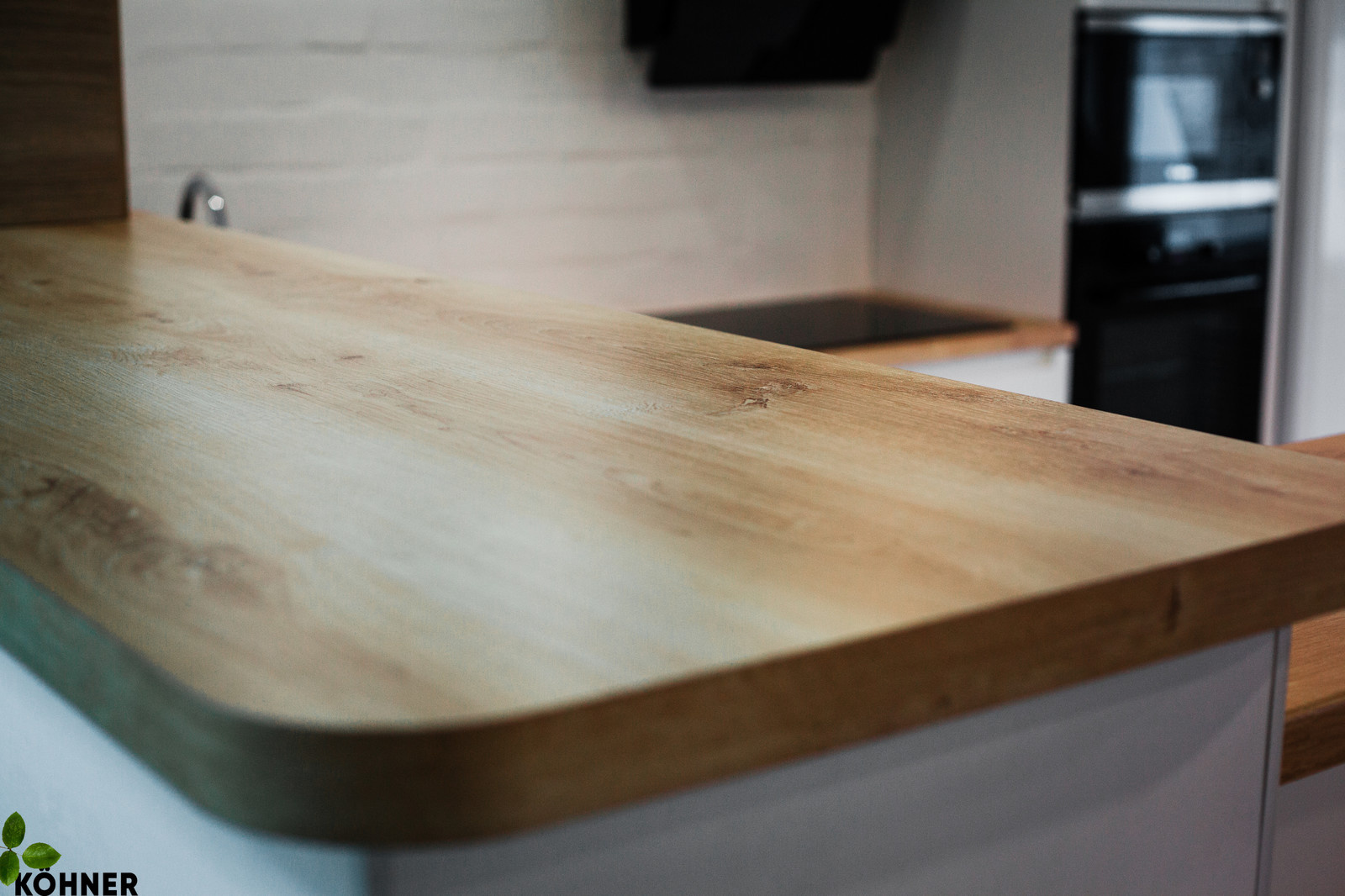 Кухня в скандинавском стиле в мансардной квартире