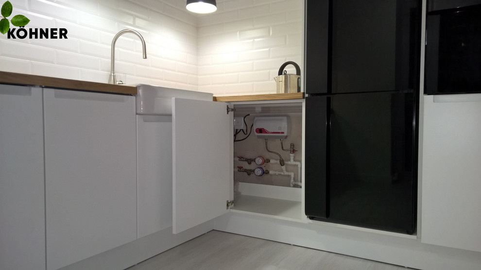 Кухня в скандинавском стиле со шпонированной столешницей