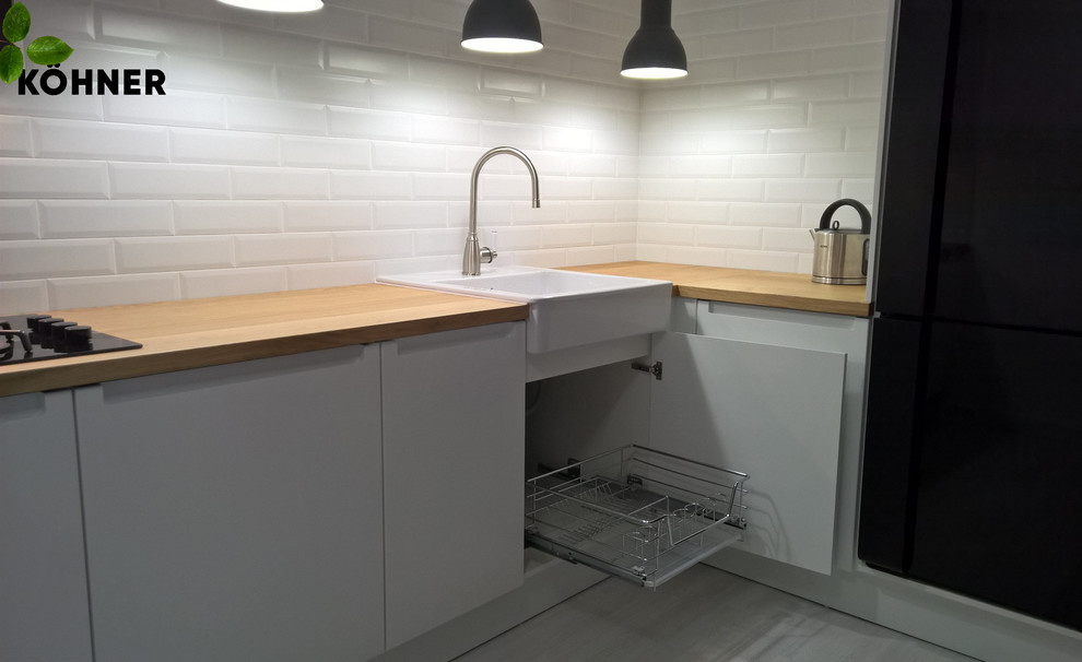 Кухня в скандинавском стиле со шпонированной столешницей