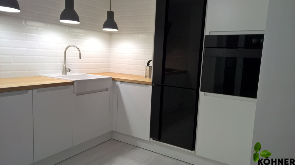 Кухня в скандинавском стиле со шпонированной столешницей