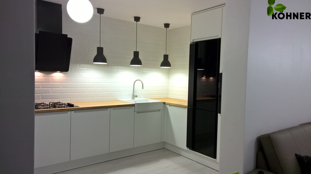 Кухня в скандинавском стиле со шпонированной столешницей