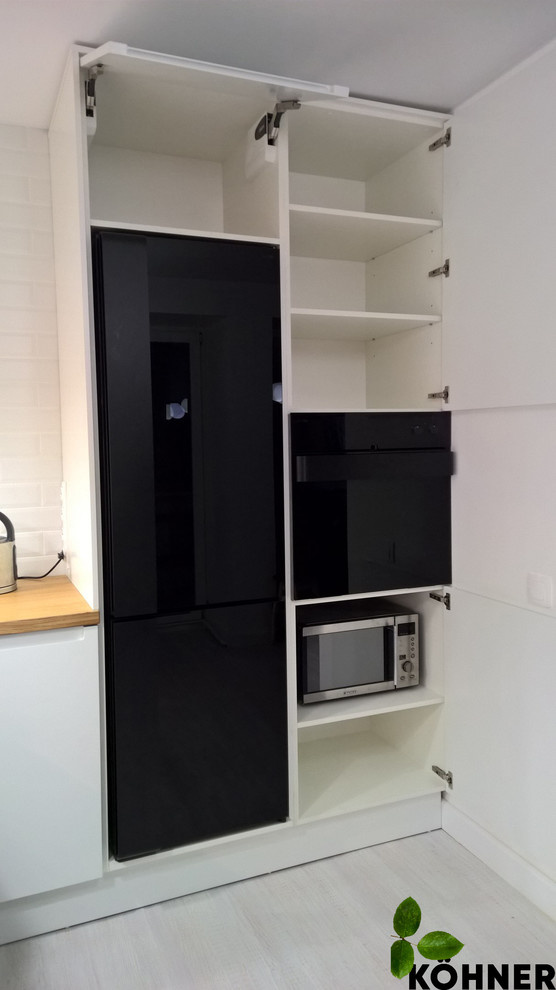 Кухня в скандинавском стиле со шпонированной столешницей